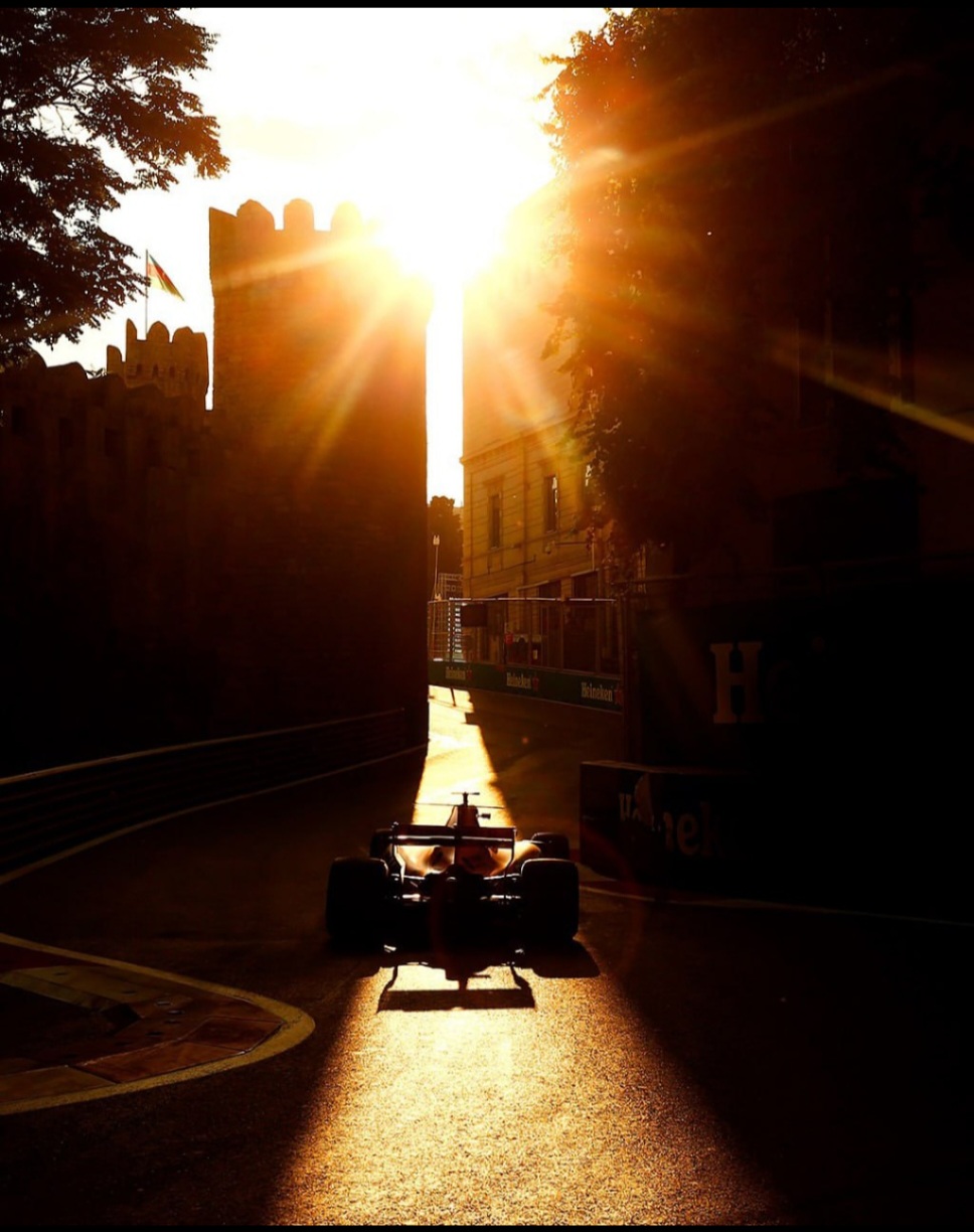 Формула 1 в Баку: легендарные гонки и яркая атмосфера городского трека (14/18)
