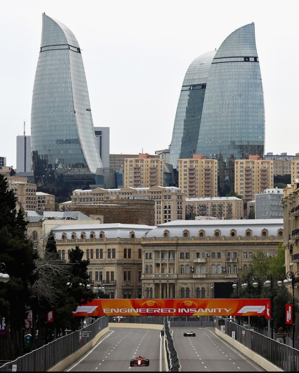 Формула 1 в Баку: легендарные гонки и яркая атмосфера городского трека (7/18)