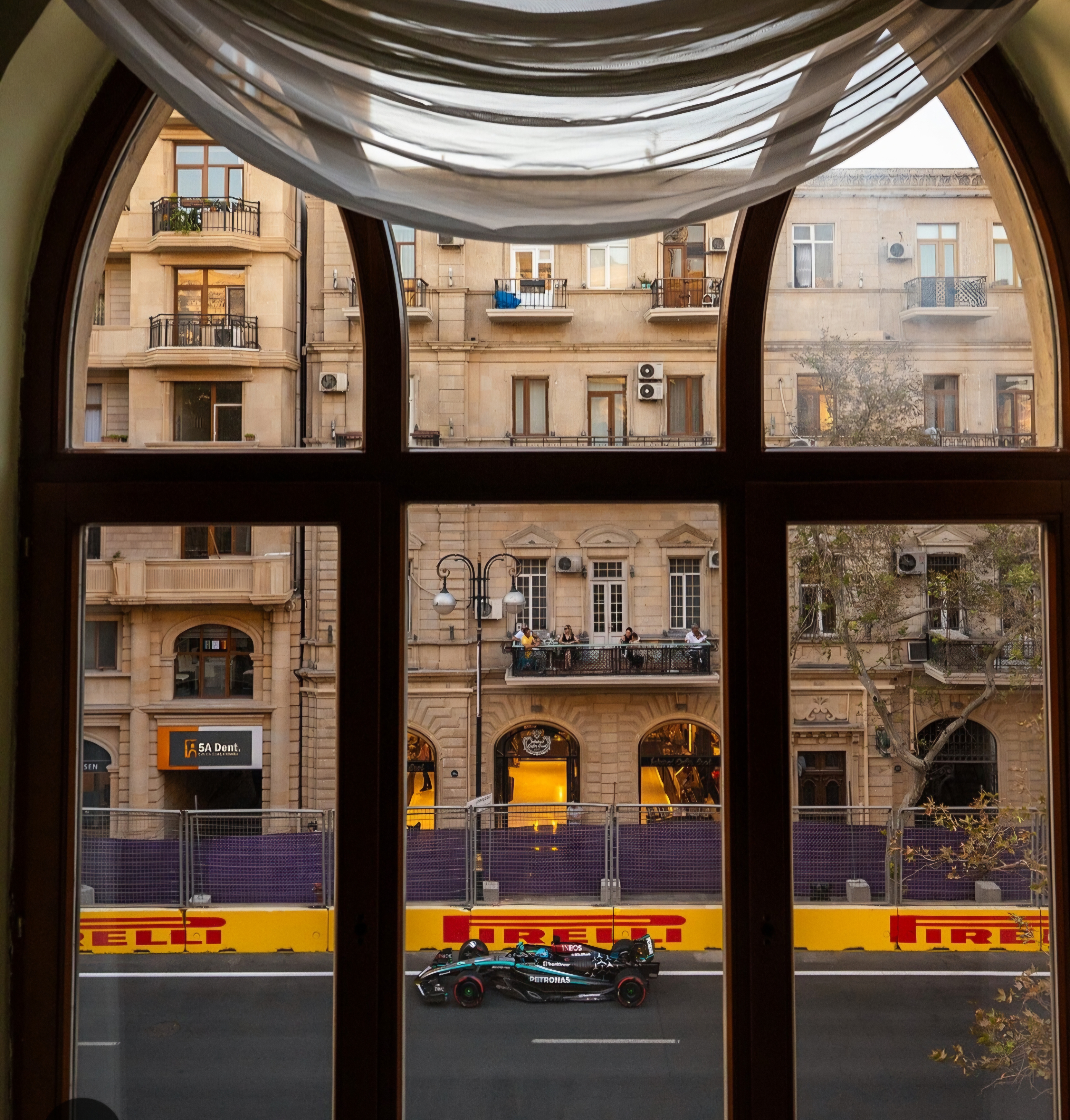 Формула 1 в Баку: легендарные гонки и яркая атмосфера городского трека (2/18)
