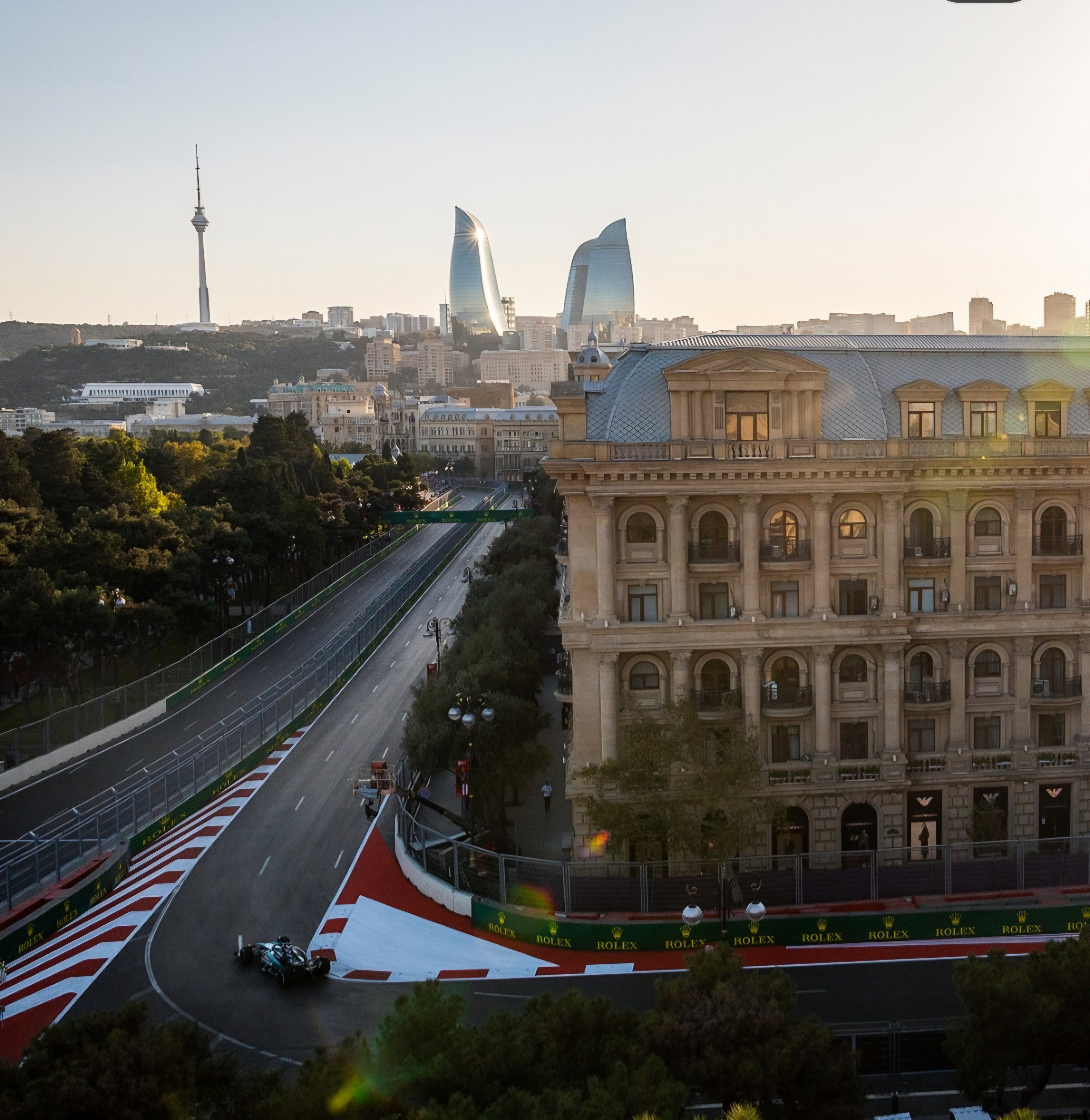 Формула 1 в Баку: легендарные гонки и яркая атмосфера городского трека (11/18)