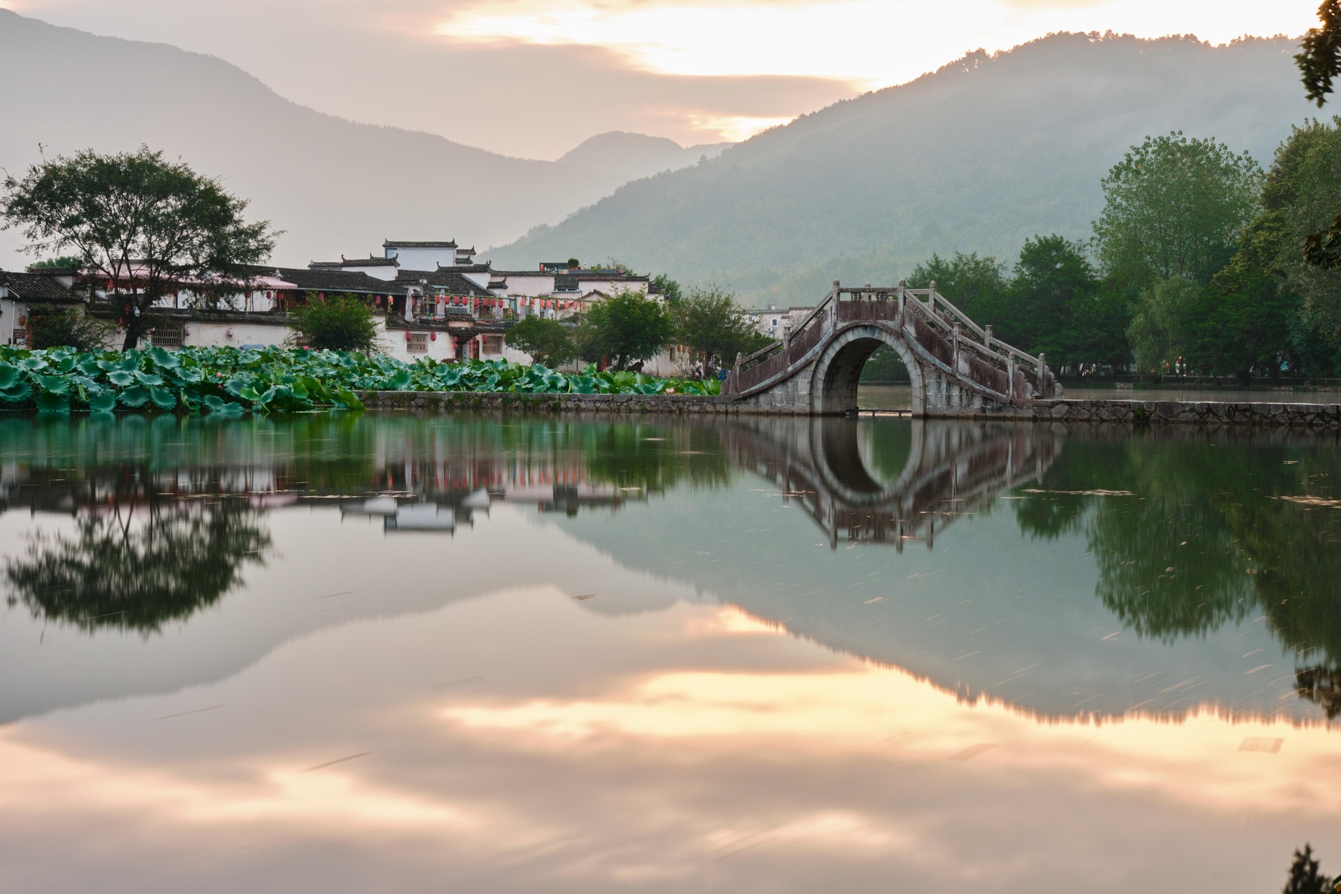 Красоты Восточного Китая: Шанхай, Чжуцзяцзяо, озеро Циншань, рассвет в горах Хуаншань (3/56)