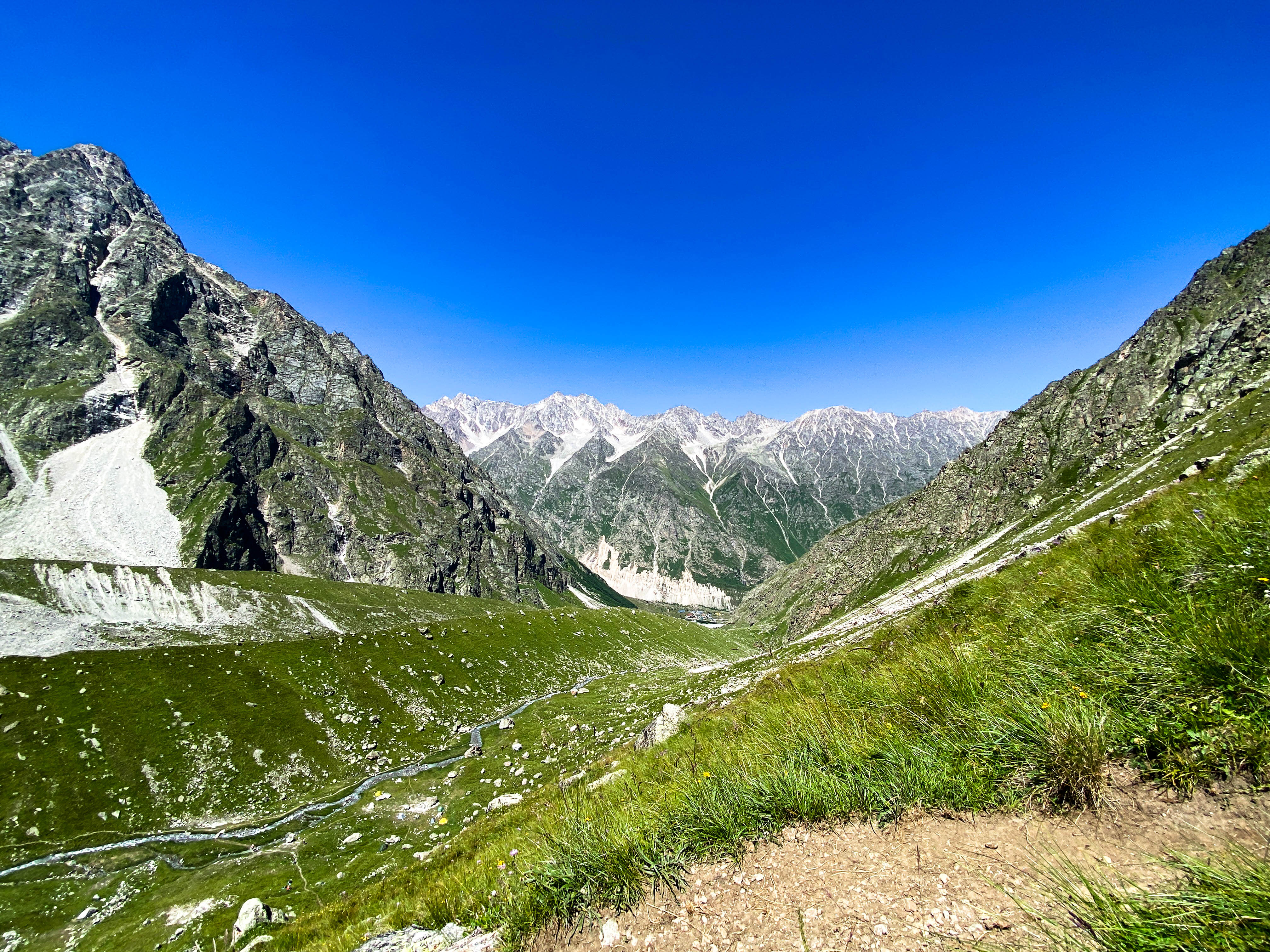 Безенги. Главные стены Кавказа. Палаточный лагерь (3/42)