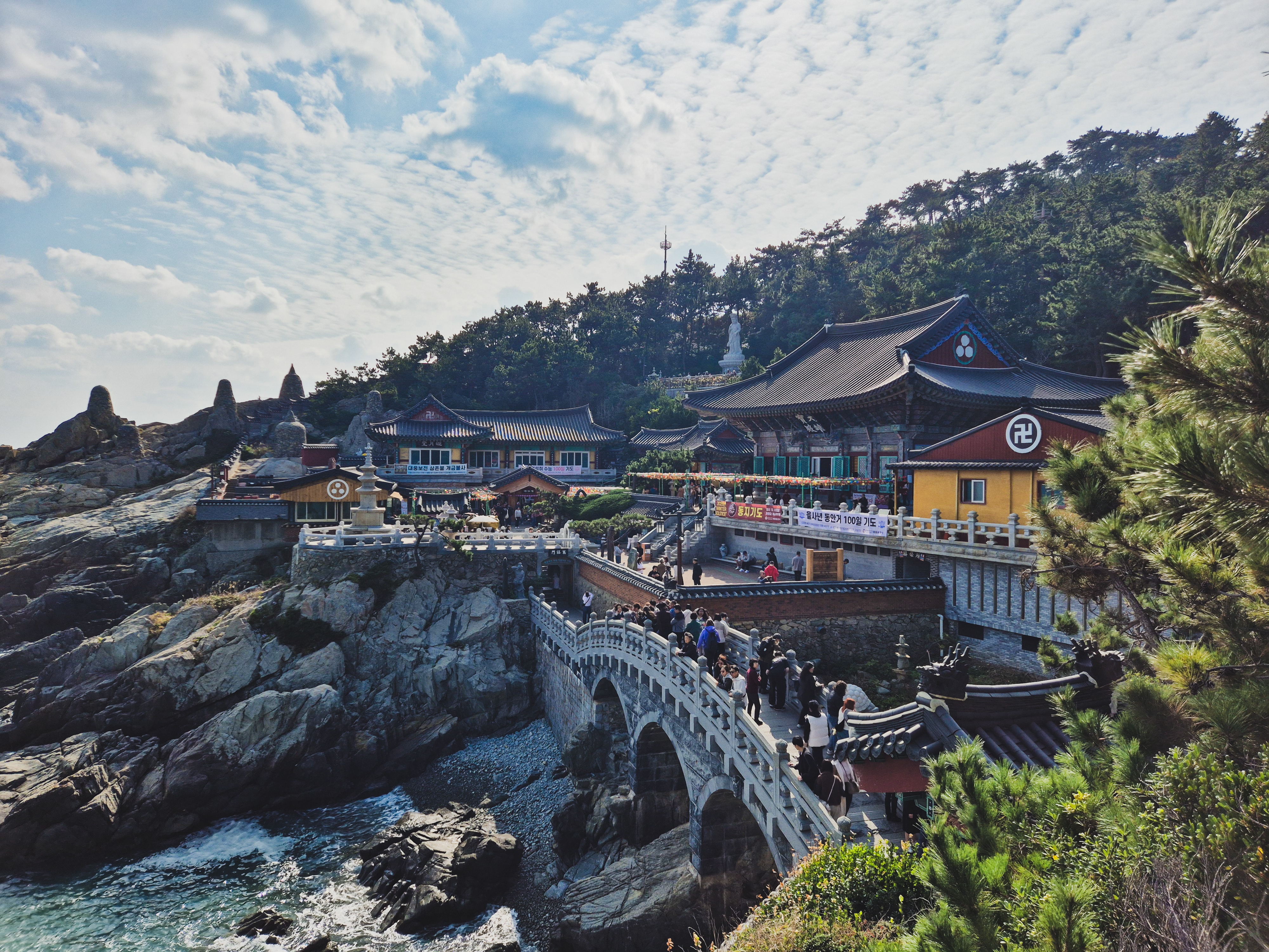 Храм на скалах и прогулка вдоль берега моря