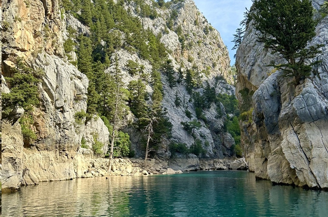 Зеленый каньон: релакс-круиз по горному озеру