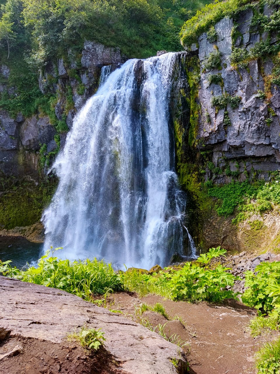 Малая долина гейзеров и водопад Снежный барс