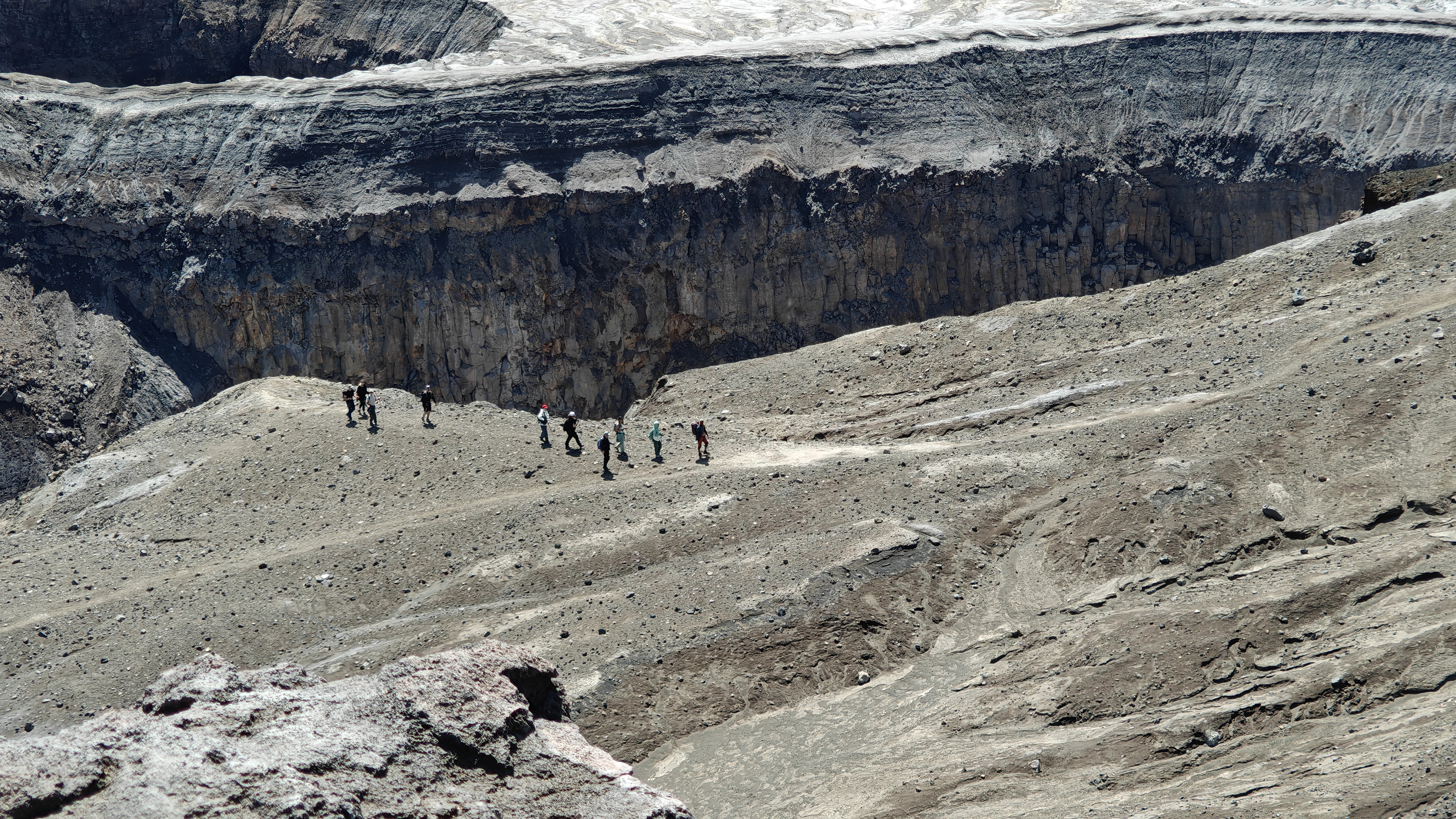 Восхождение на вулкан Горелый и осмотр кратера (4/11)