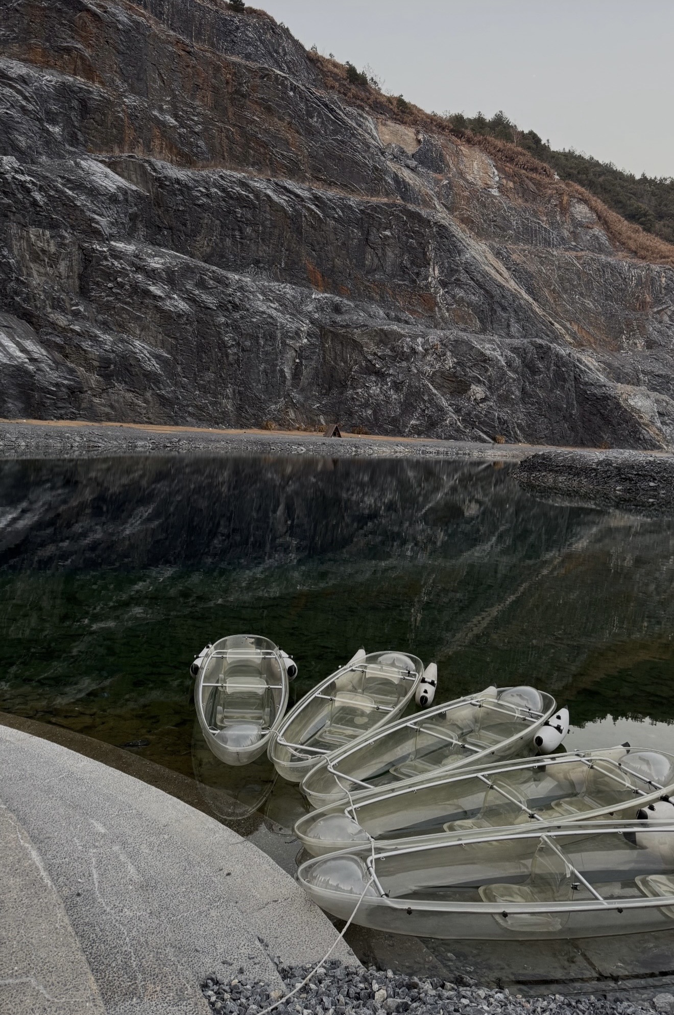 Изумрудный пруд с черными лебедями. 2 локации