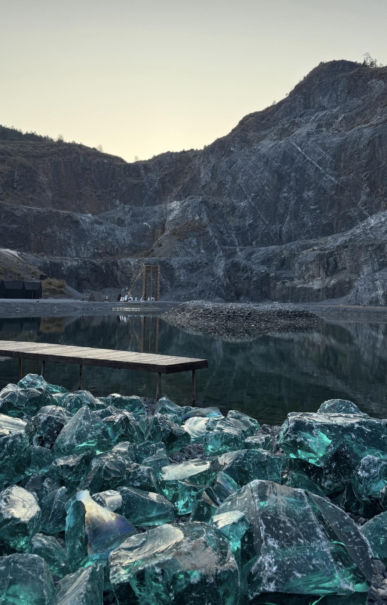 Изумрудный пруд с черными лебедями. 2 локации