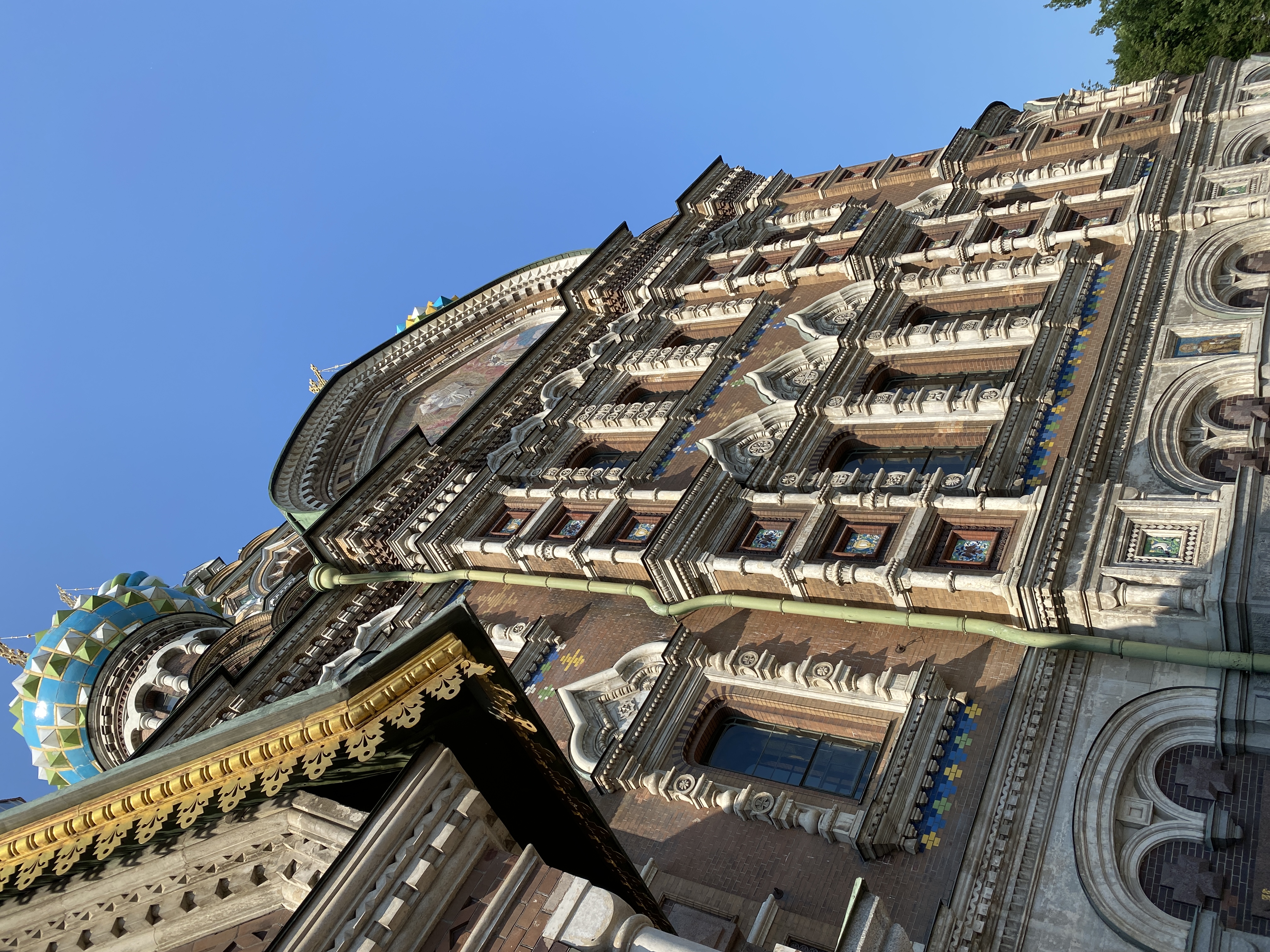 Брызги фонтанов, гранит крепостей и моря солёный ветер