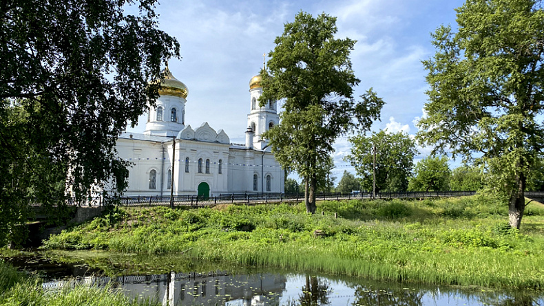 Брызги фонтанов, гранит крепостей и моря солёный ветер