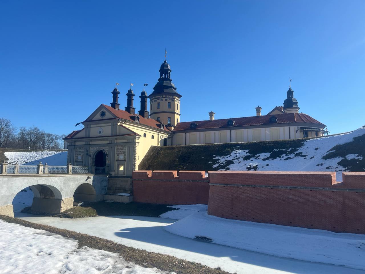 Экскурсия в Хатынь и Несвижский замок с трансфером из Минска