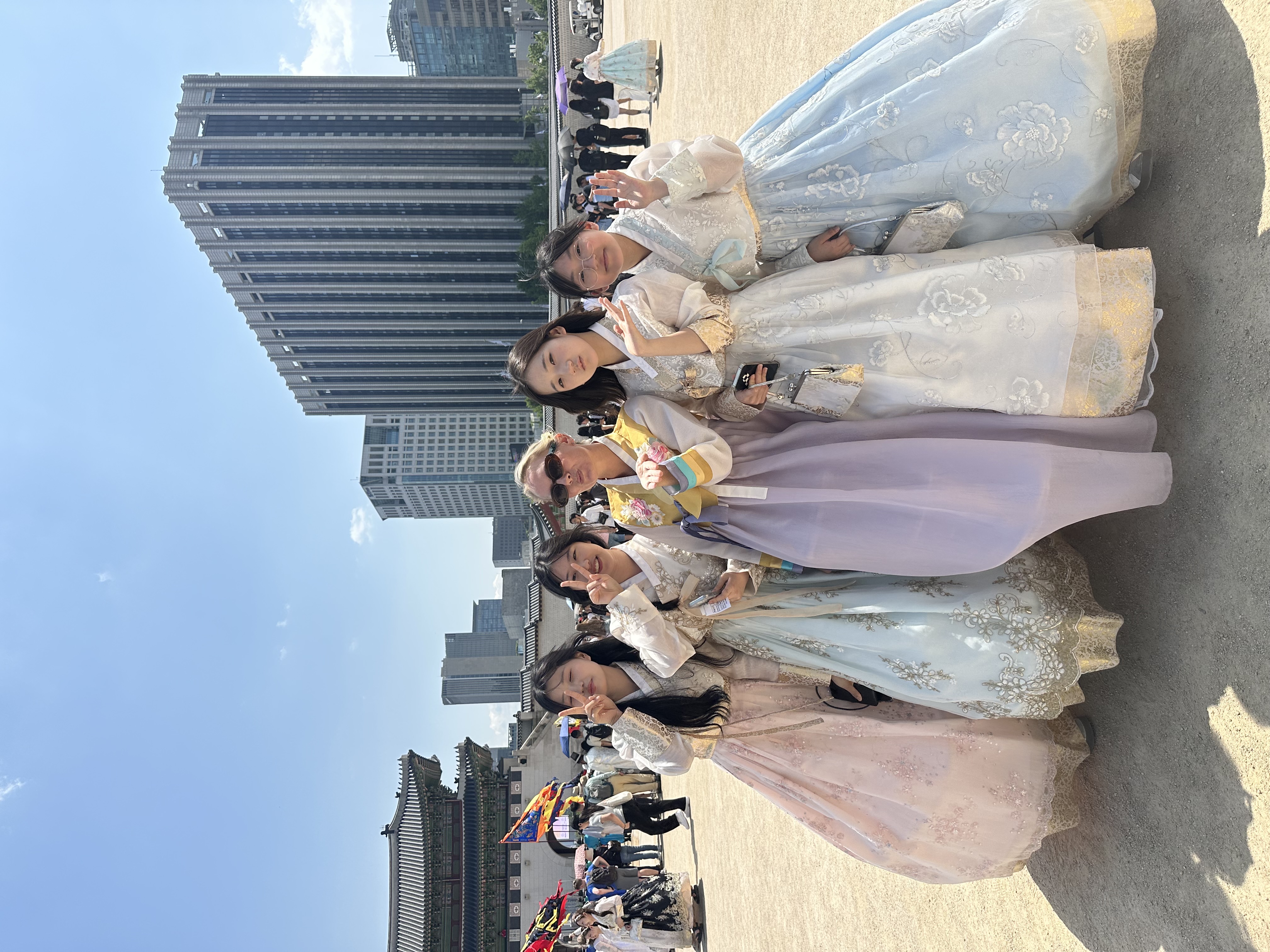 Твое путешествие между традициями и будущим, между природой и неоном (5/26)