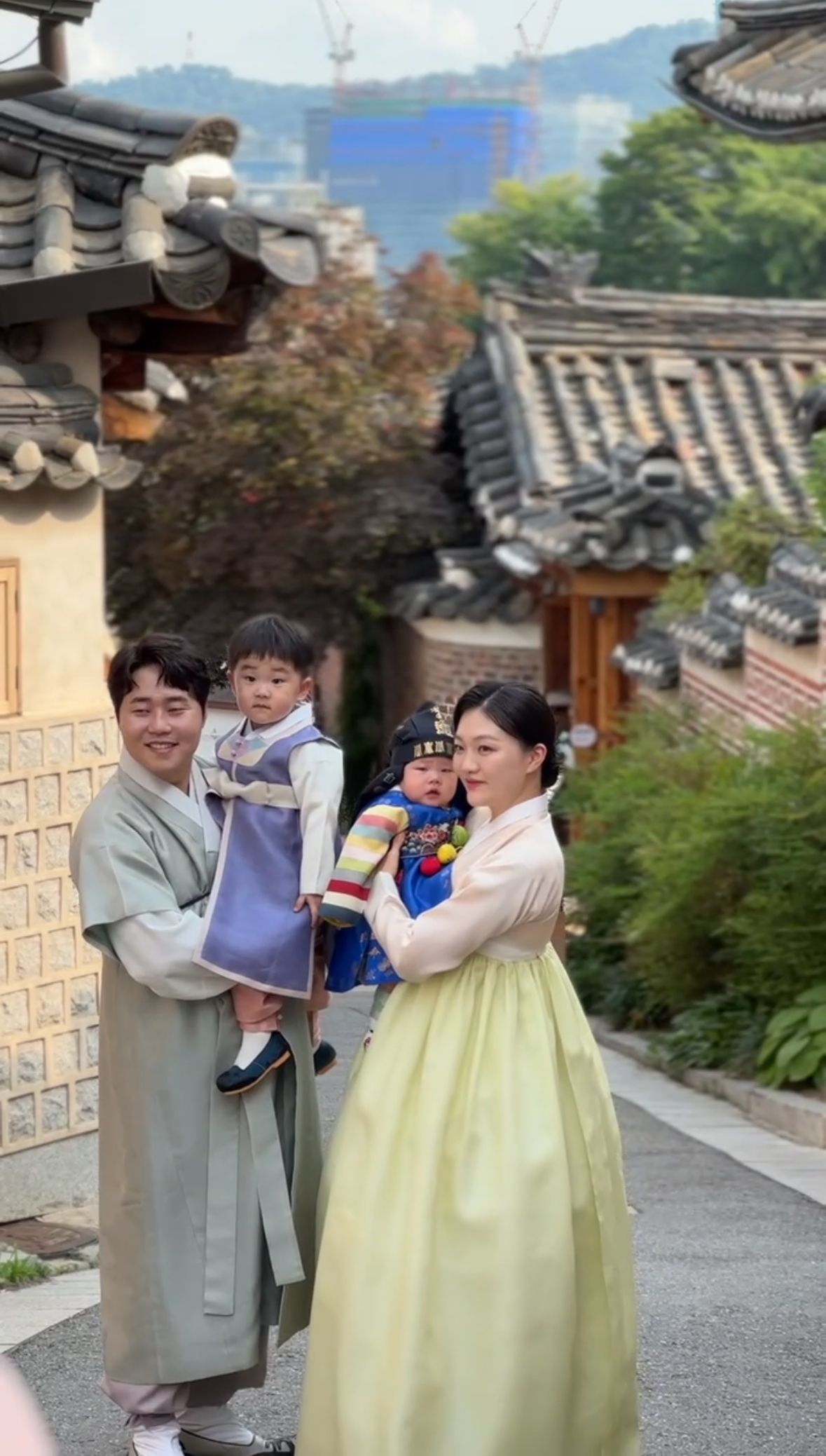 Твое путешествие между традициями и будущим, между природой и неоном (7/26)