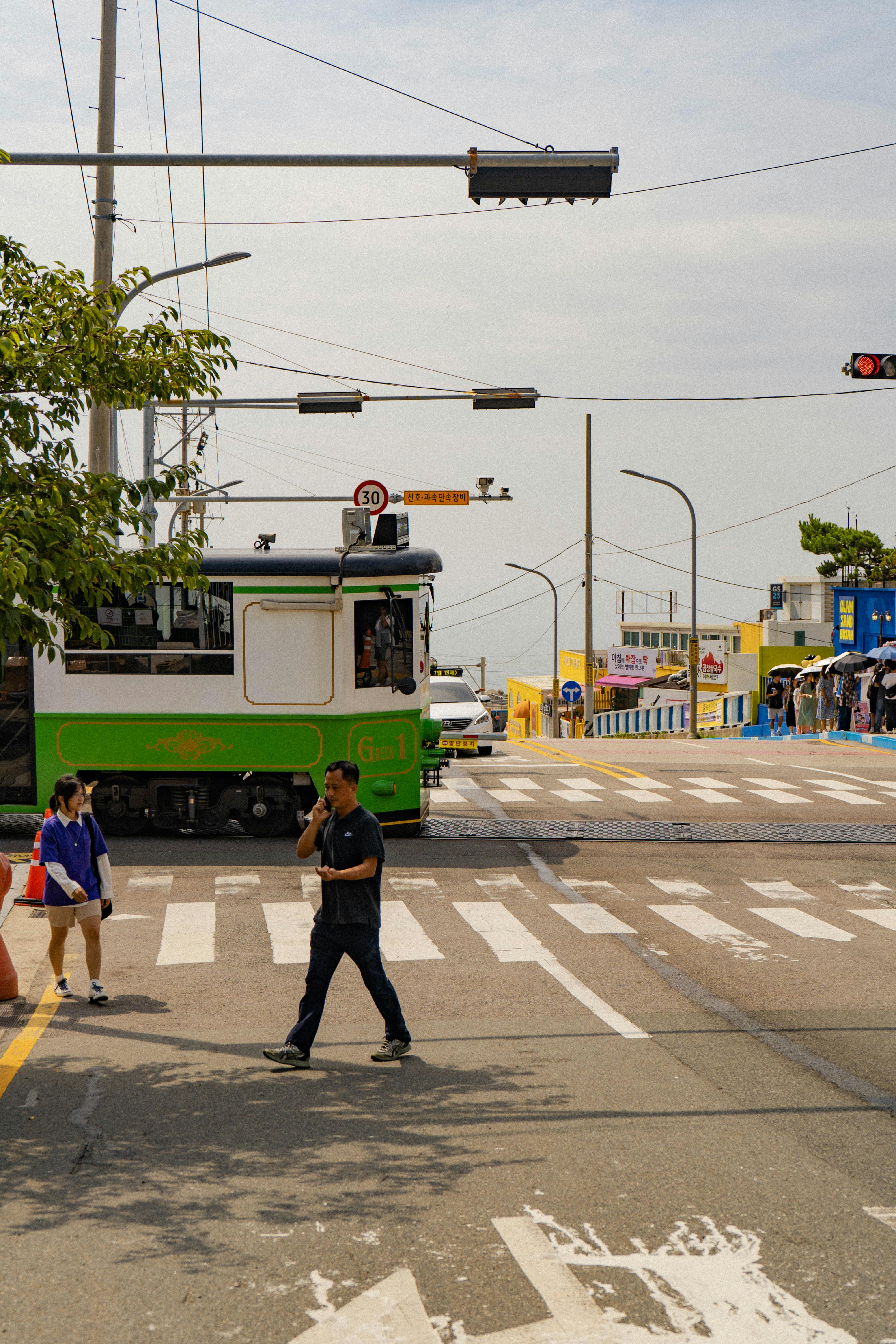 Твое путешествие между традициями и будущим, между природой и неоном (21/26)
