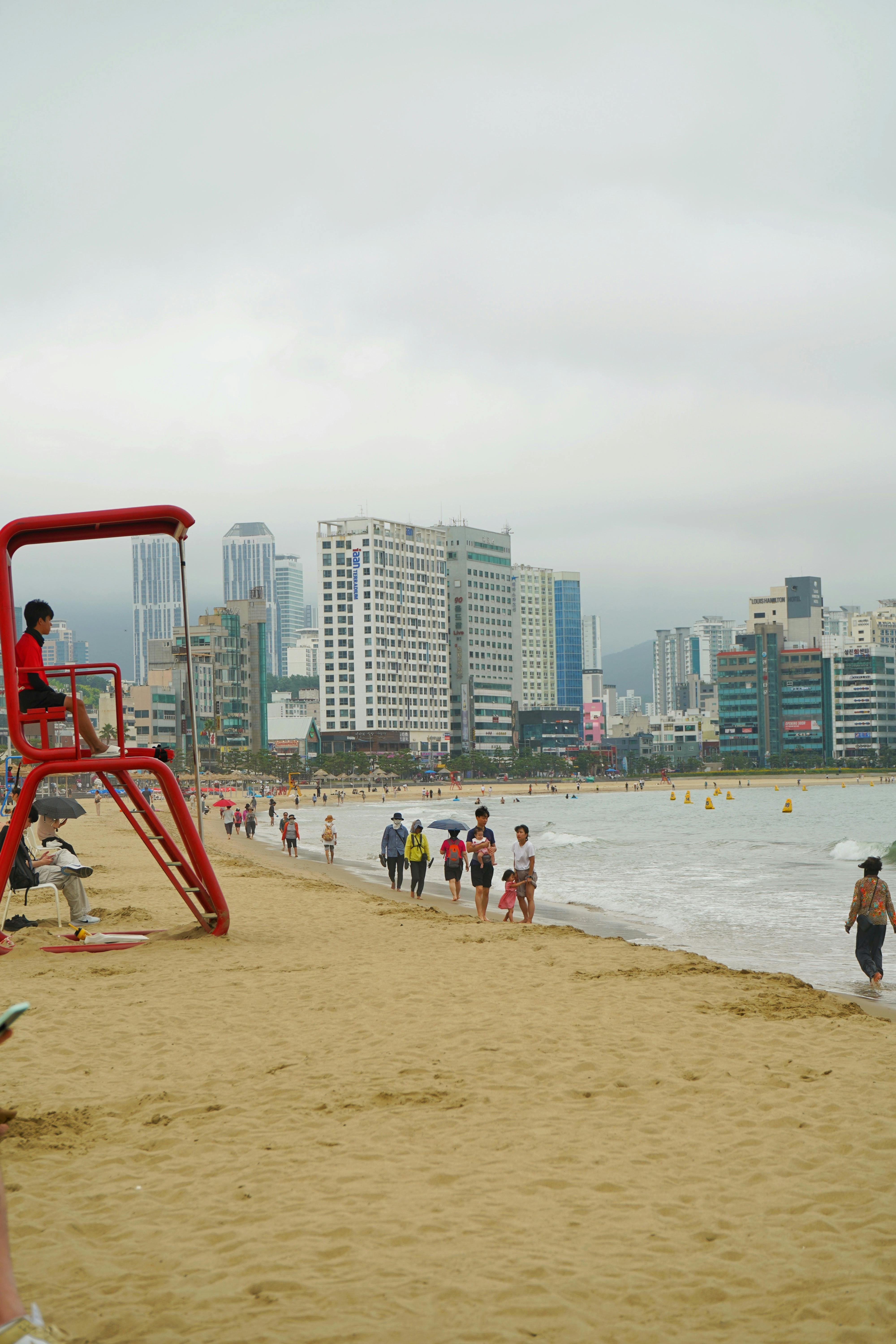 Твое путешествие между традициями и будущим, между природой и неоном (19/26)