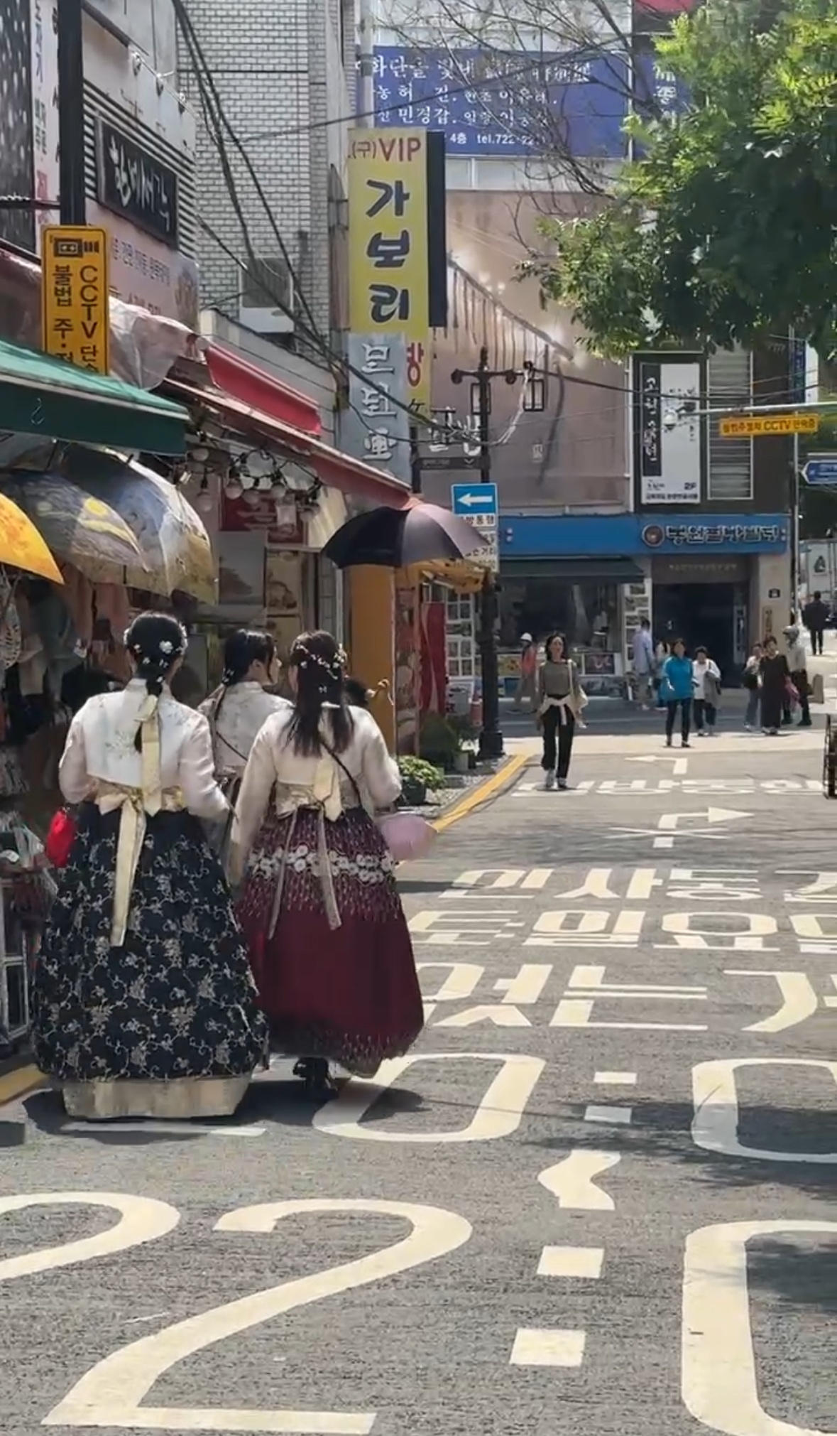 Твое путешествие между традициями и будущим, между природой и неоном (3/26)