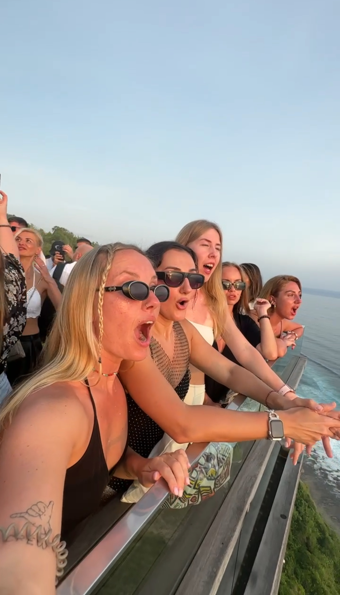 Твое путешествие между традициями и будущим, между природой и неоном (2/26)