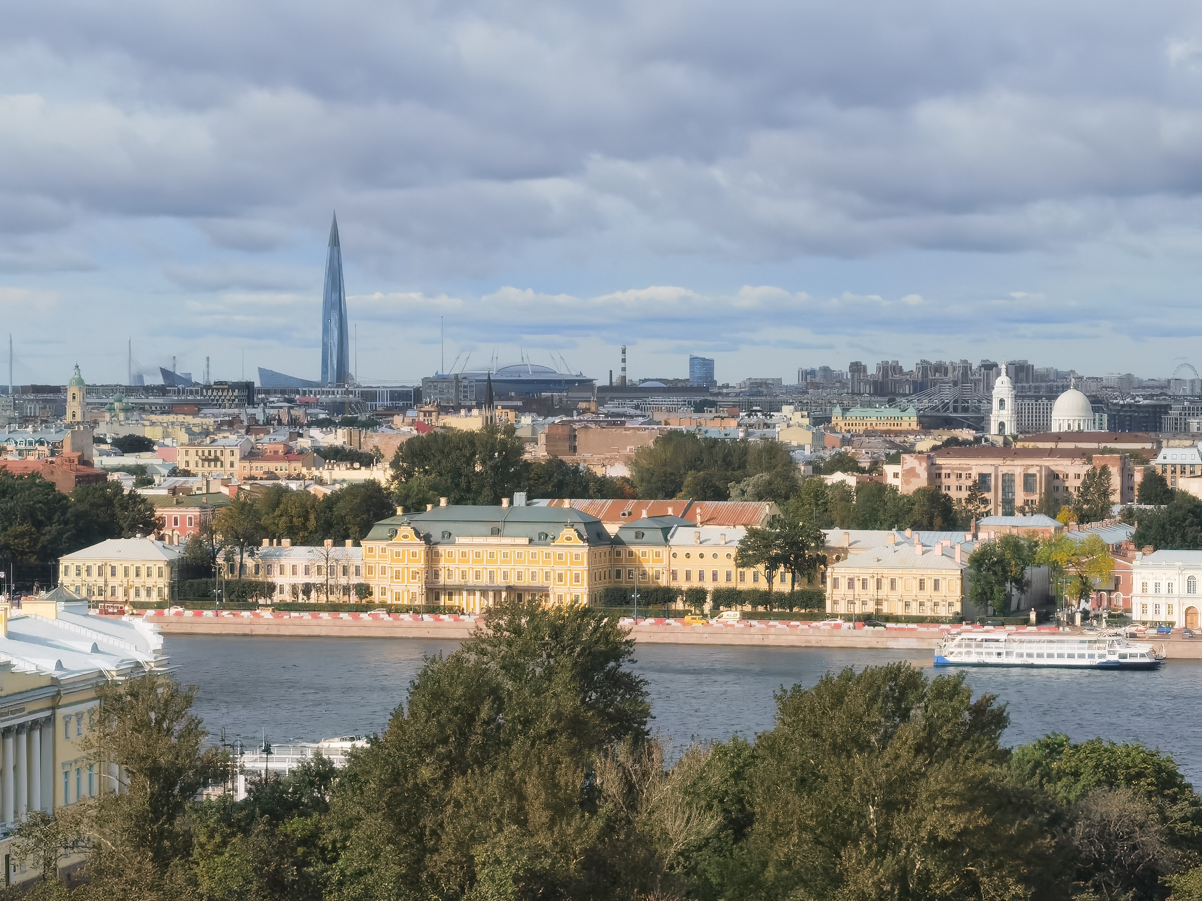 По символам Петербурга