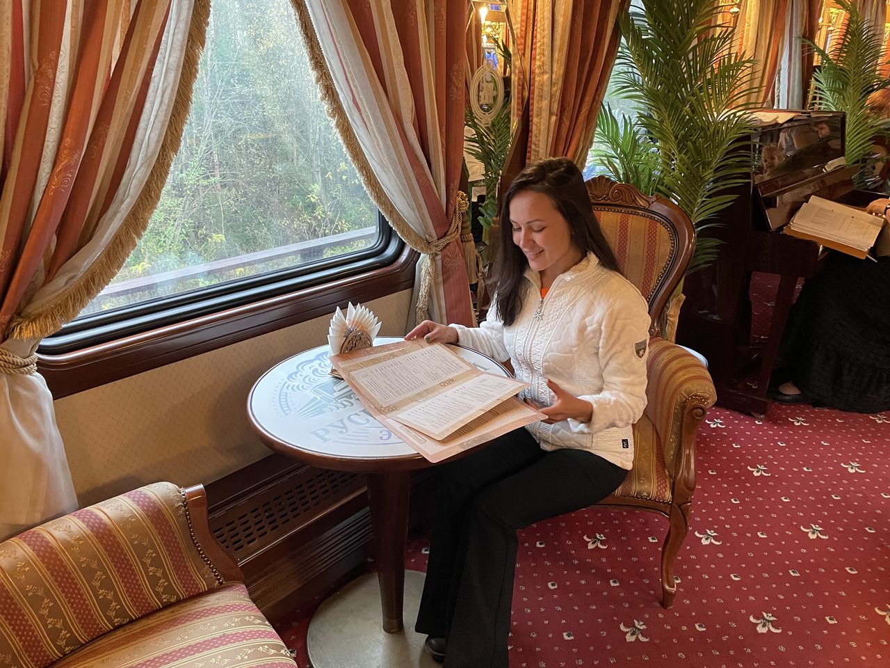 Горный парк Рускеала, Мраморный каньон, Ретропоезд