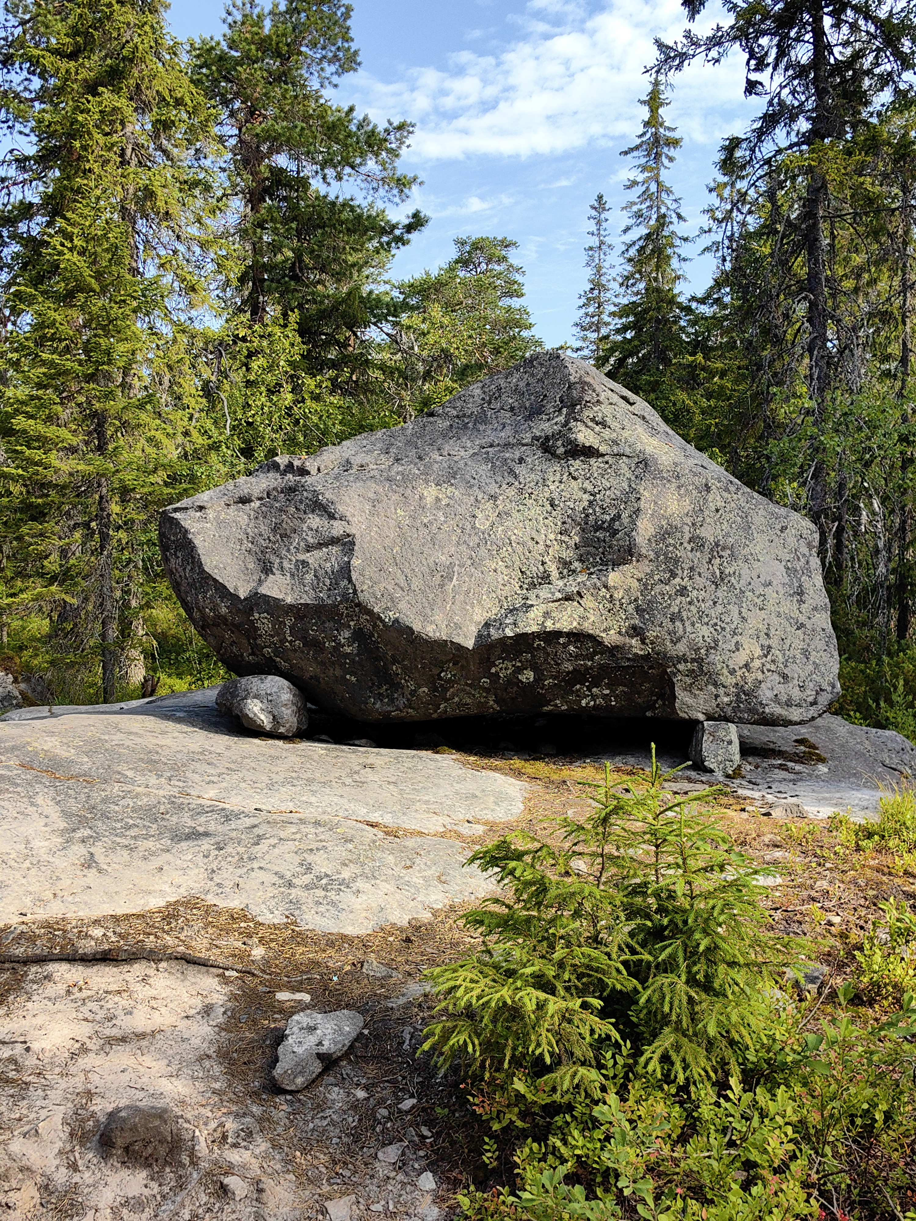 Мистическая гора Воттоваара, древний вулкан, старинные храмы и Онежские петроглифы