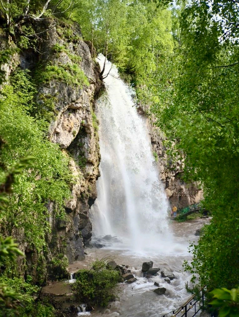 Медовые водопады и закат на Боргустанском хребте