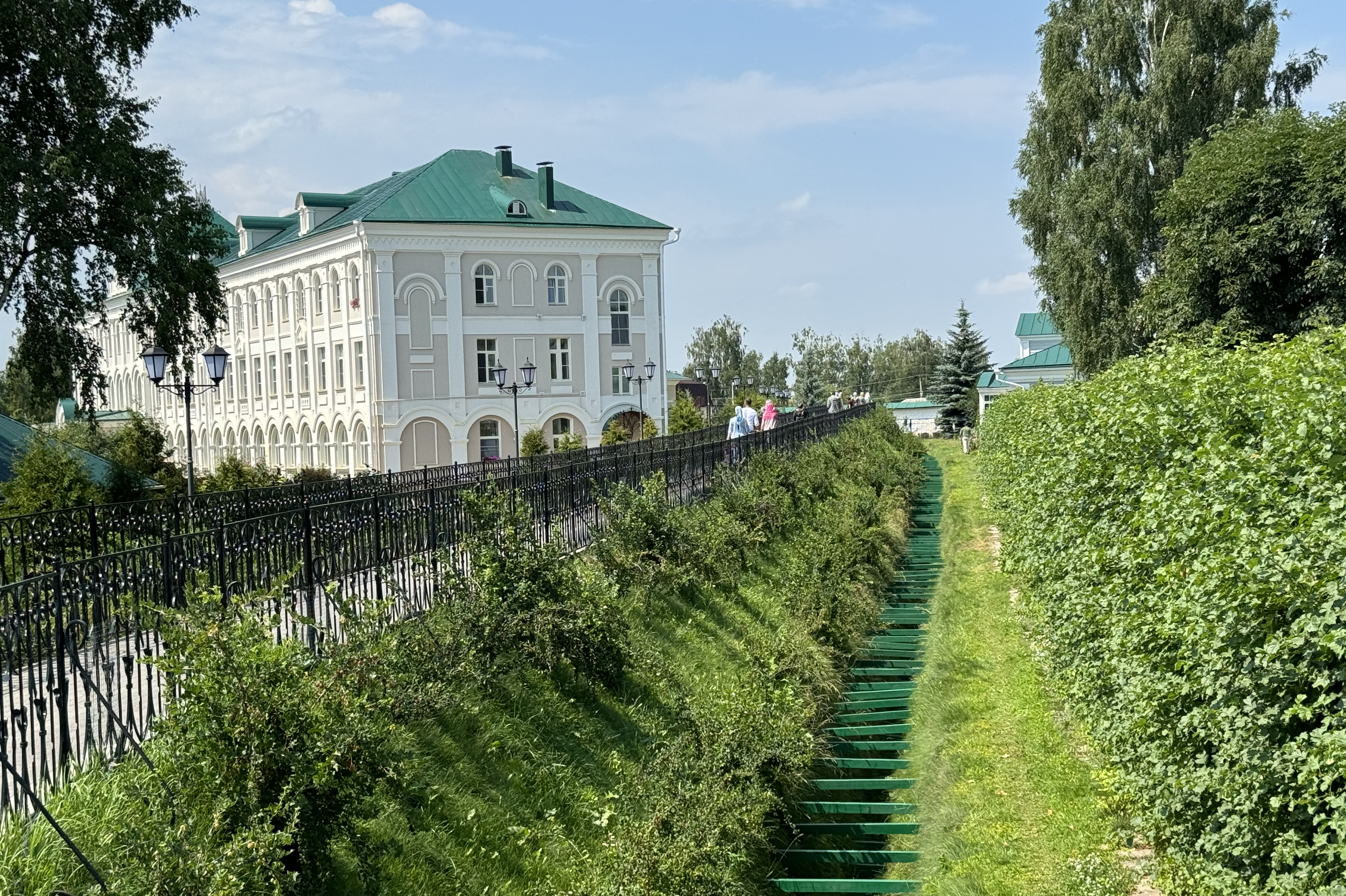 Цветущий праздник Троицы в дивно украшенном Дивеево (6/13)