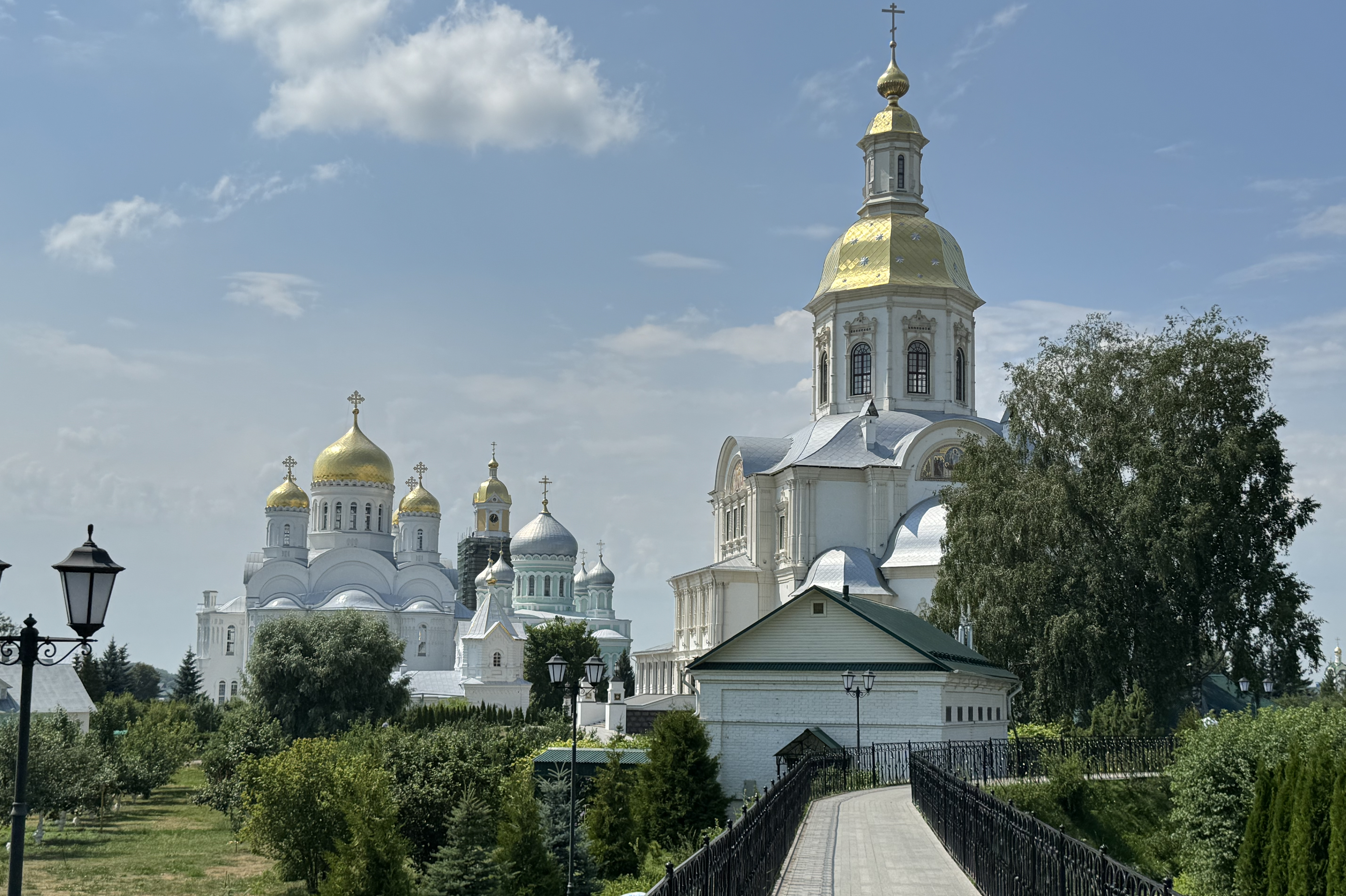 Цветущий праздник Троицы в дивно украшенном Дивеево (7/13)