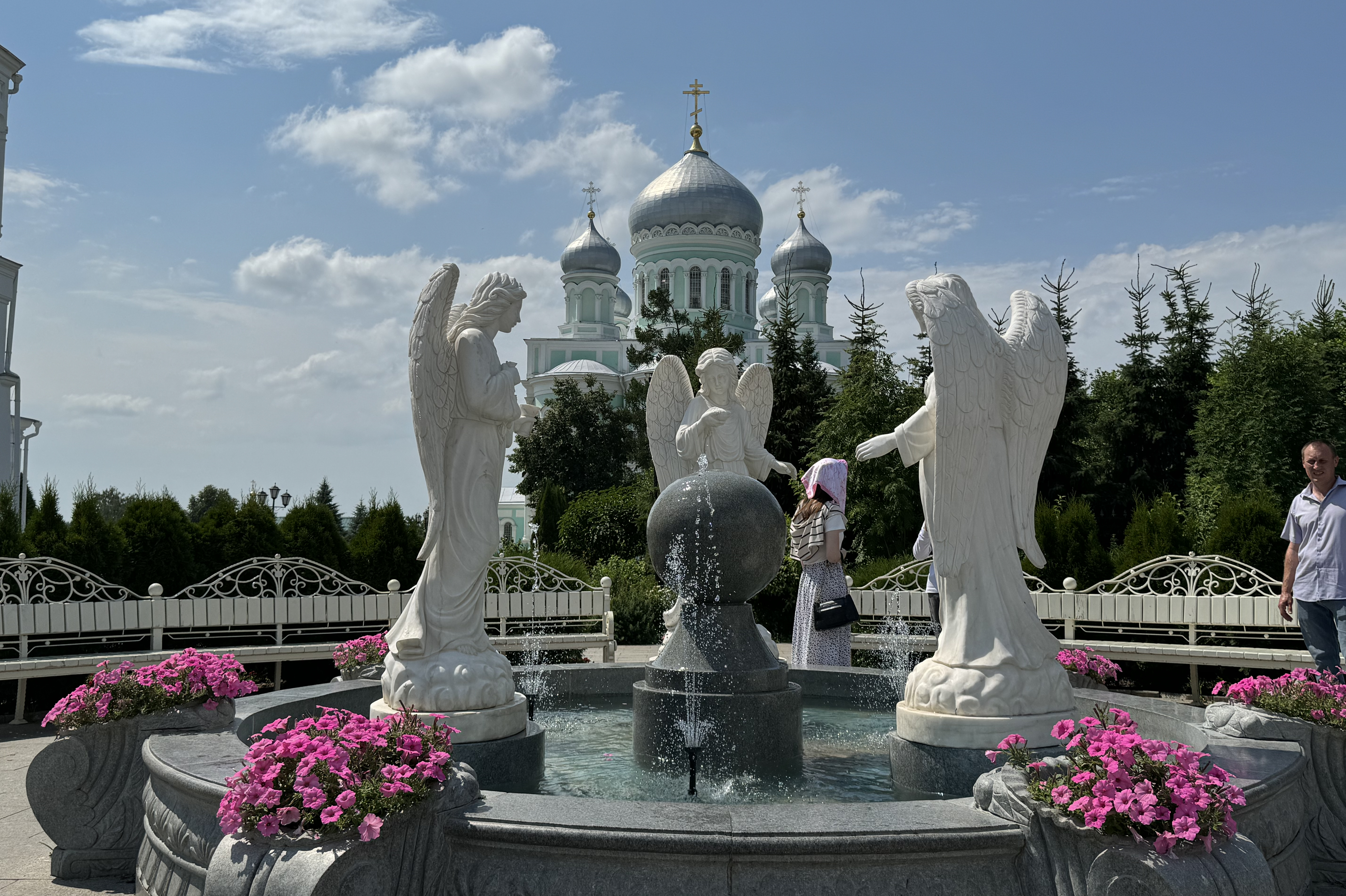 Цветущий праздник Троицы в дивно украшенном Дивеево (5/13)