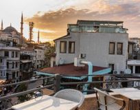 Терраса отеля на крыше с видом на город и мечеть