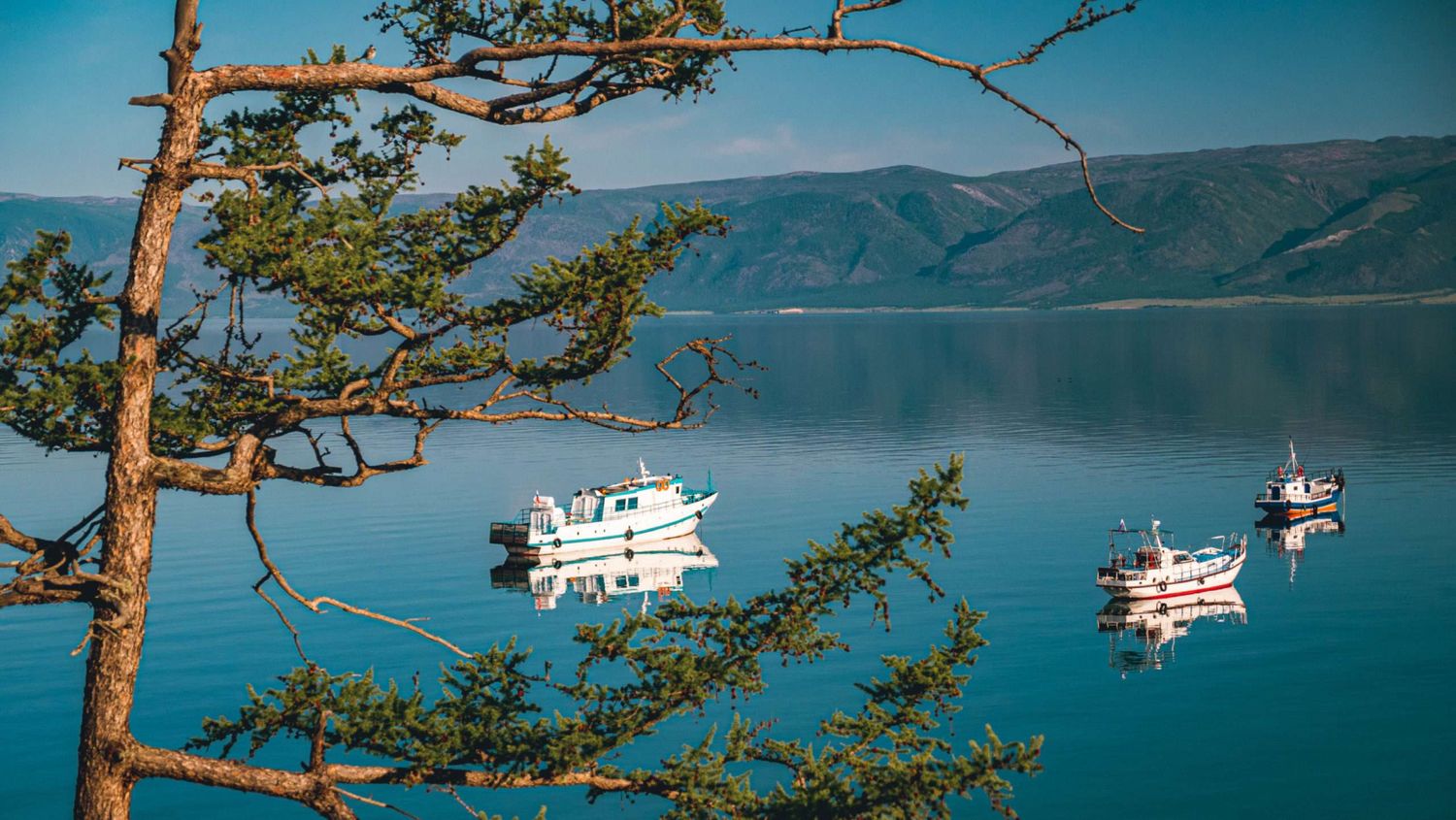 Водная гладь Байкала