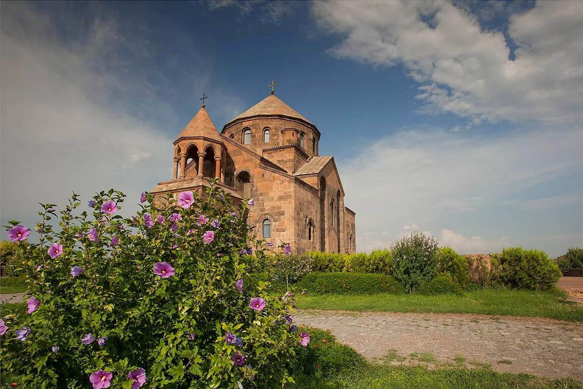 Haykakan. Храм Святой Рипсиме Армения. Церковь Святой Рипсимэ в Эчмиадзине. Храм св Рипсиме в Эчмиадзине Армения. Армения Вагаршапат Церковь св.Рипсиме.