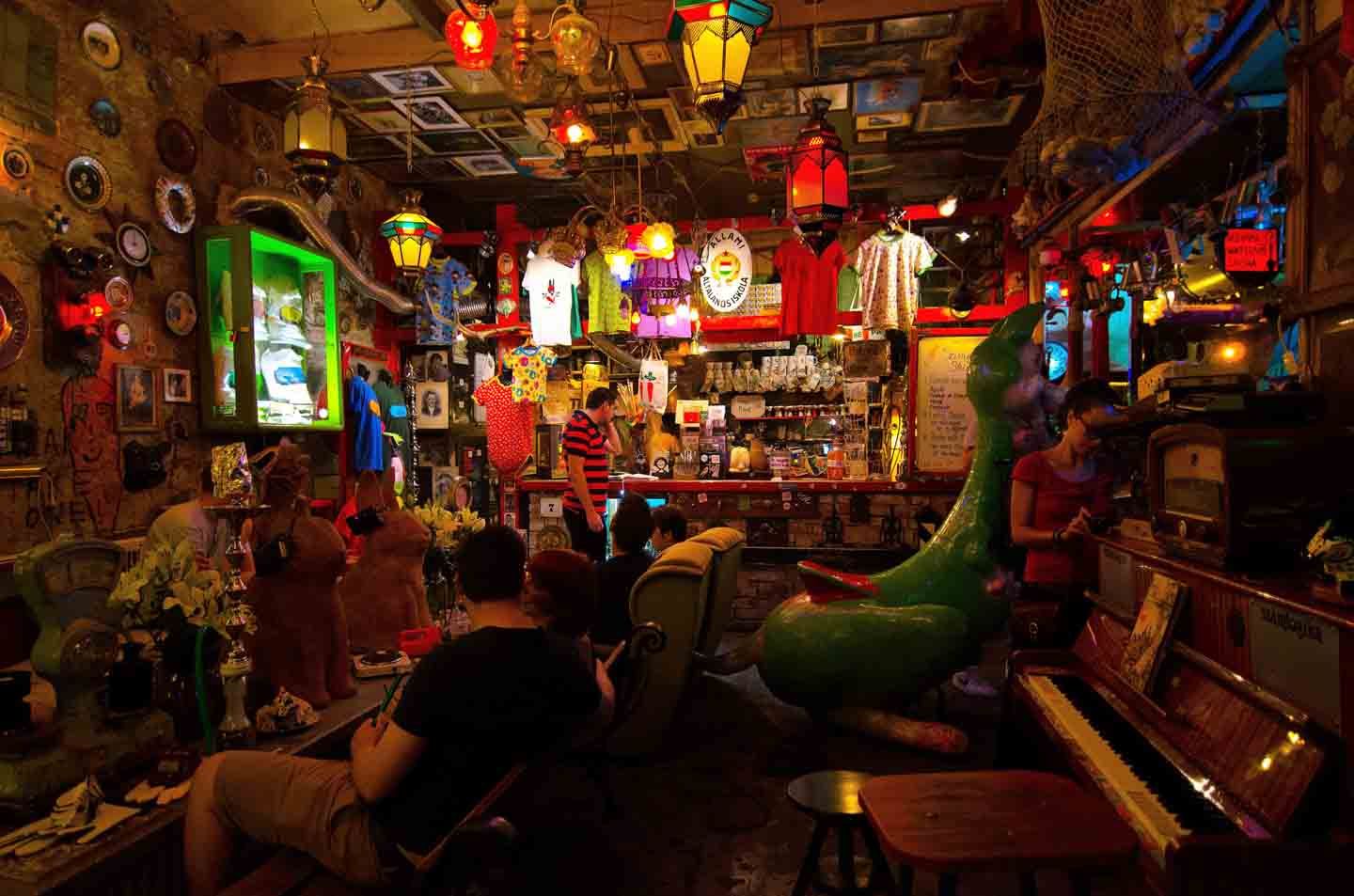 Руина паб. Szimpla kert Будапешт. Руин паб Будапешт. Руин бары в Будапеште. СИМПЛА Керт бар Будапешт.