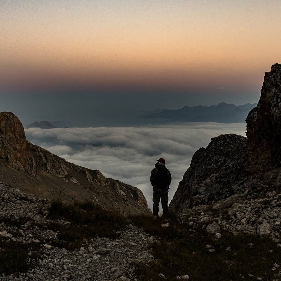 Взгляд гора. Горы черные издалека. Горы издалека фото. Overcoming yourself. Почему горы издалека кажутся синими.