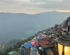 Поезд на Дарджилинг: путешествие в чайный штат Индии с видом на гору Канченджанга