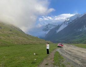 Уикенд в горах весенней Осетии с лавочкой счастья. Авторский 2х дневный тур.