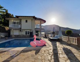 Релакс-ретрит для женщин в Аланье: роскошная вилла, яхта, арт-терапия и мягкая йога