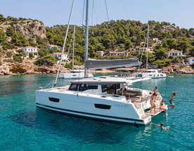 Острова Греции под парусами на катамаране