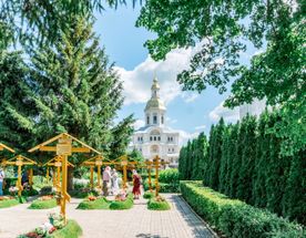 Цветущий праздник Троицы в дивно украшенном Дивеево