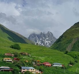 Каникулы для взрослых. Казбеги, Джута и окрестности. Баланс хайкинга и внедорожников.