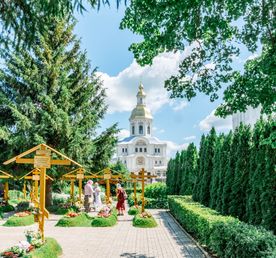 Цветущий праздник Троицы в дивно украшенном Дивеево