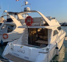 Погрузитесь в роскошь с арендой двухпалубной яхты в Сочи