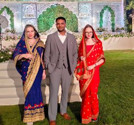 Подружки в сари у стен Тадж-Махала