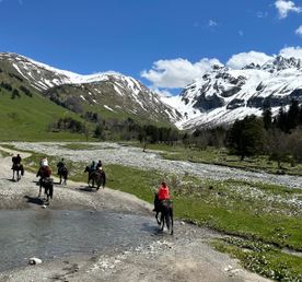 Конная прогулка к Софийскому леднику и водопадам без треккинга (Архыз)