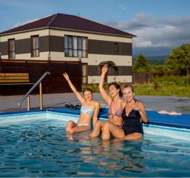 На краю Земли: вулканы, киты, морская рыбалка, баня у океана и йога.