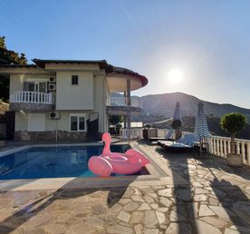 Релакс-ретрит для женщин в Аланье: роскошная вилла, яхта, арт-терапия и мягкая йога