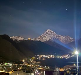 Весенняя Грузия. Энергия жизни в горах Кавказа, долинах Кахетии и теплом Тбилиси.