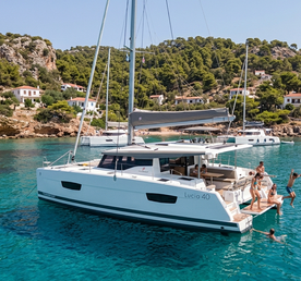 Острова Греции под парусами на катамаране