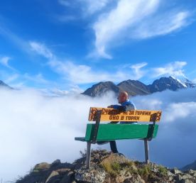 Лавочка над пропастью и наскальная крепость в Урсдоне