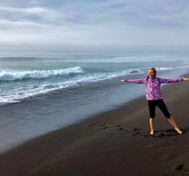 Величественный пляж "Тихого океана" с черным магнититовым песком.  