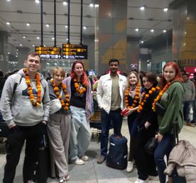 Поездка в Тадж Махал из аэропорта Дели на машине - Завтрак в Агре